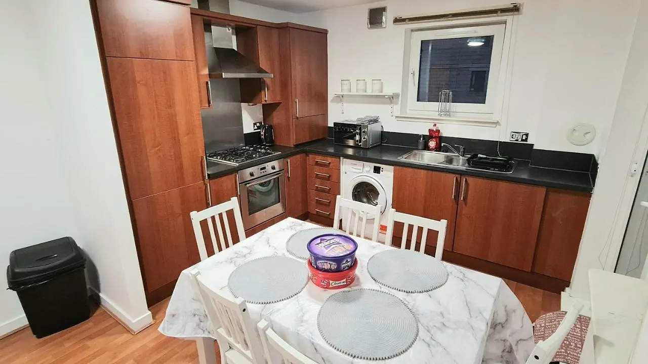 Lovely 3 Bedroom Apartment - Free Parking