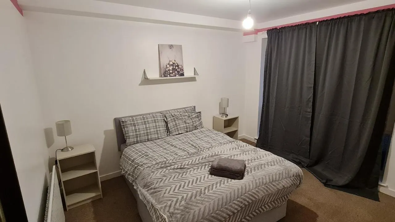 Lovely 3 Bedroom Apartment - Free Parking  Edinburgh